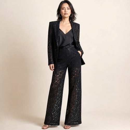 Set de dos piezas en encaje floral negro con blazer peplum de un botón y pantalón wide-leg de piso, vista frontal completa