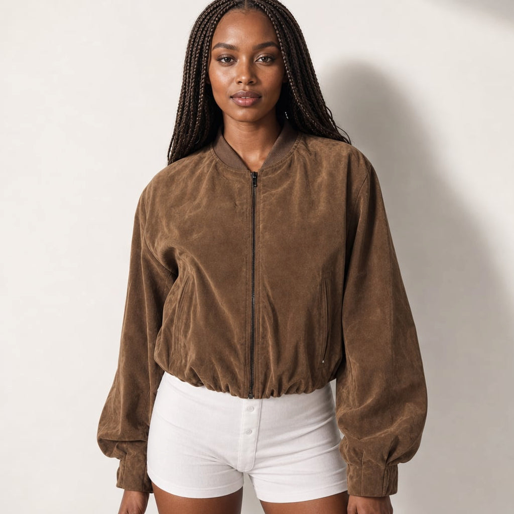 Bomber oversize café con textura tipo serpiente, vista frontal con cierre subido