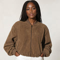 Modelo de frente usando bomber café oversize de textura en relieve con puños elastizados