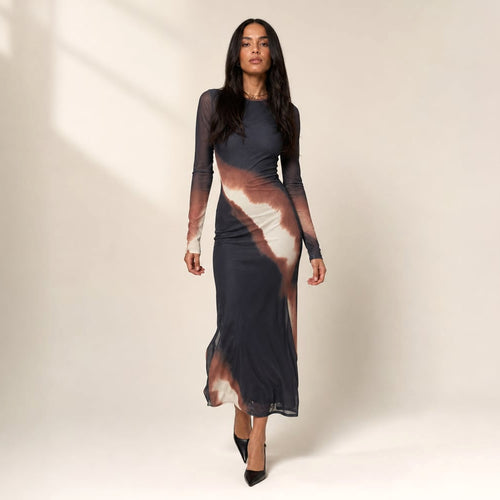 Vestido midi de punto acanalado en color Mars con cuello alto estructurado, manga larga y abertura frontal en la pierna, visto de frente