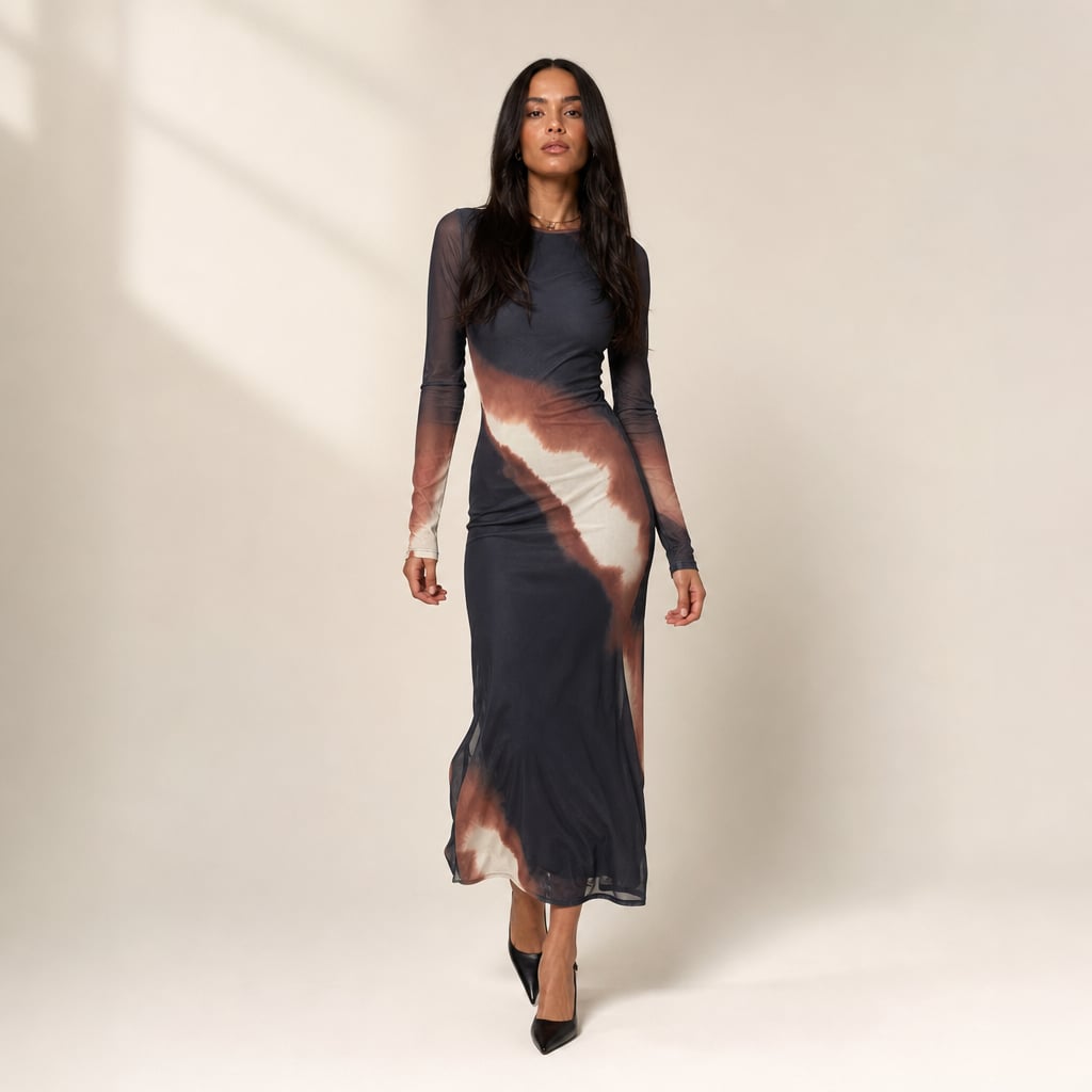 Vestido midi de punto acanalado en color Mars con cuello alto estructurado, manga larga y abertura frontal en la pierna, visto de frente