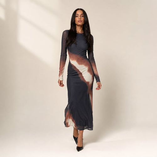 Vestido midi de punto acanalado en color Mars con cuello alto estructurado, manga larga y abertura frontal en la pierna, visto de frente