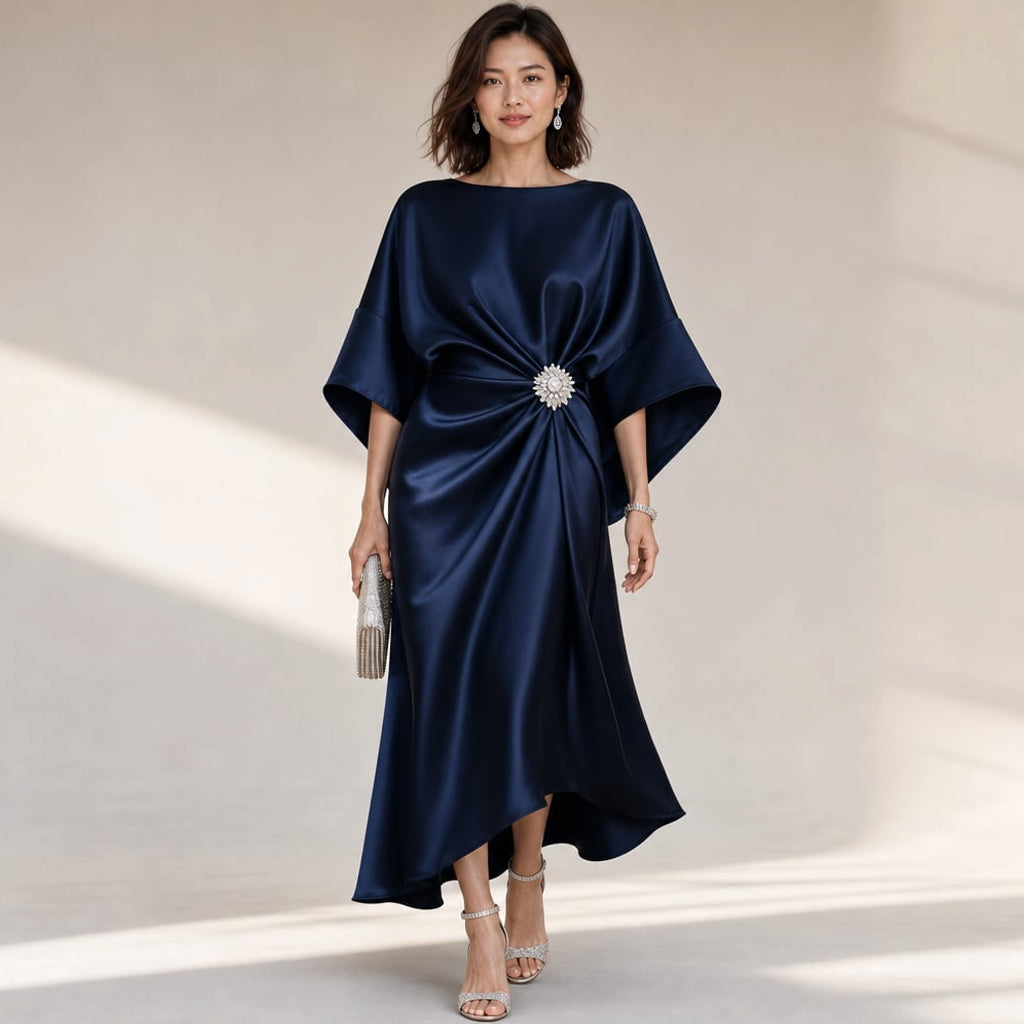 Vestido midi de punto satinado azul marino con mangas kimono anchas y broche de cristal en la cintura, vista frontal completa