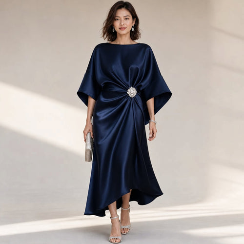 Vestido midi de punto satinado azul marino con mangas kimono anchas y broche de cristal en la cintura, vista frontal completa