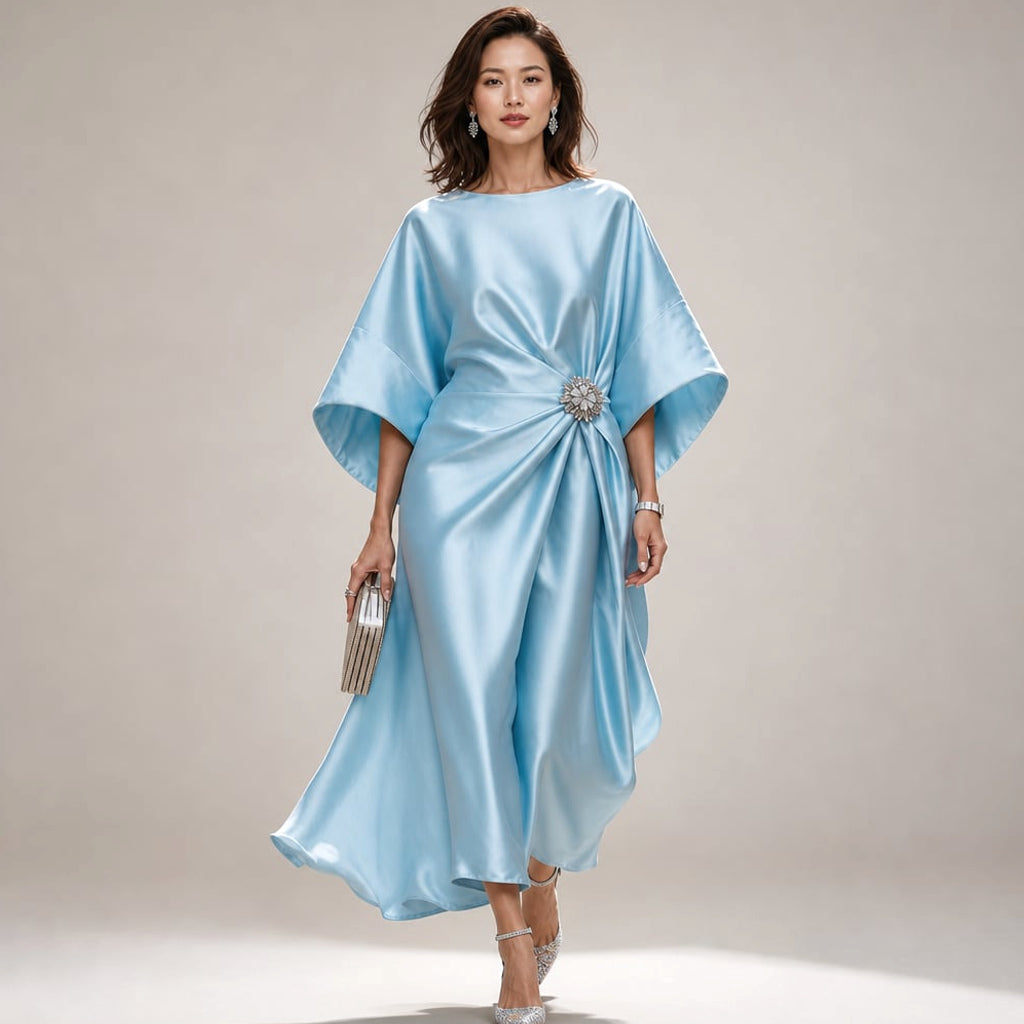 Vestido midi de punto manga kimono con broche de cristal en Light Blue – Labetina