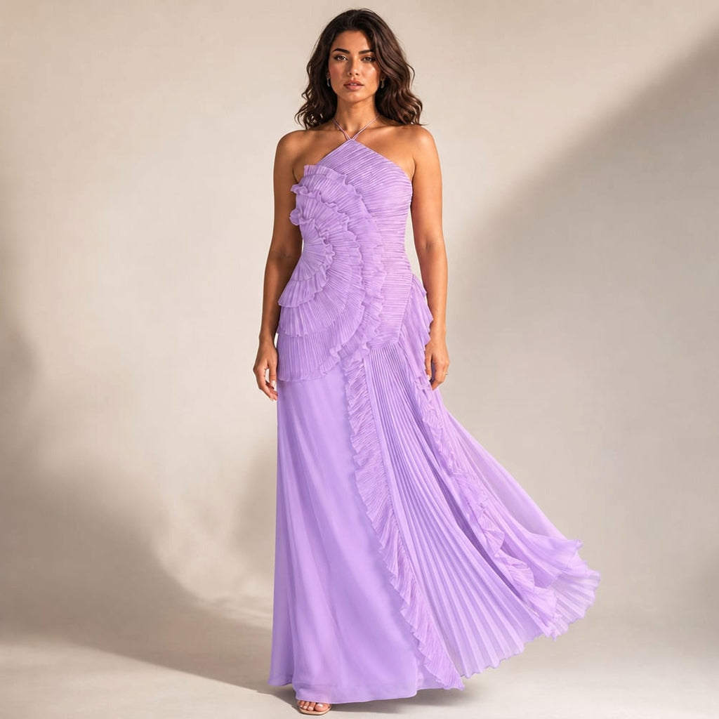 Vestido maxi halter morado con volantes plisados asimétricos que caen hasta el piso, visto de frente sobre modelo
