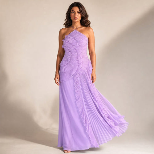 Vestido maxi halter morado con volantes plisados asimétricos que caen hasta el piso, visto de frente sobre modelo