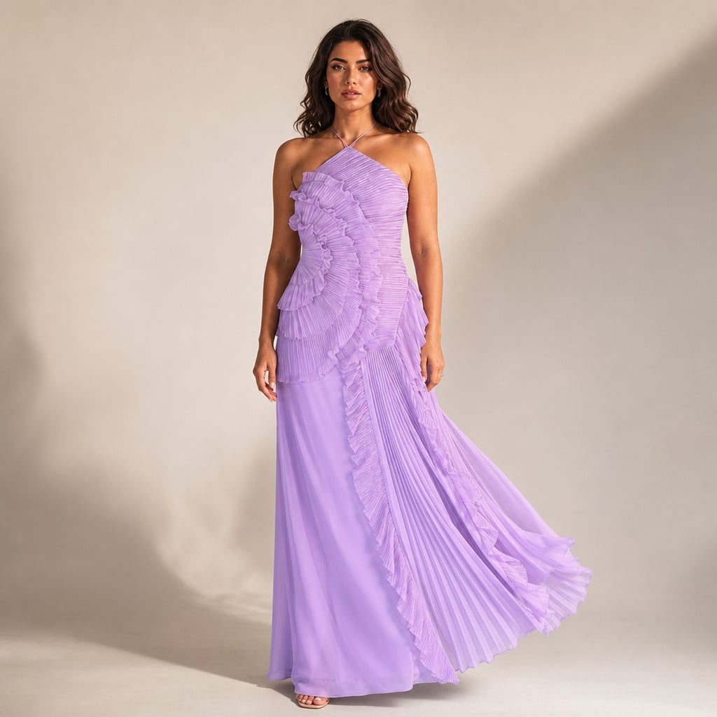 Vestido maxi halter morado con volantes plisados asimétricos que caen hasta el piso, visto de frente sobre modelo