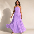 Modelo con vestido maxi halter morado de corpiño estructurado y falda asimétrica de volantes plisados en cascada
