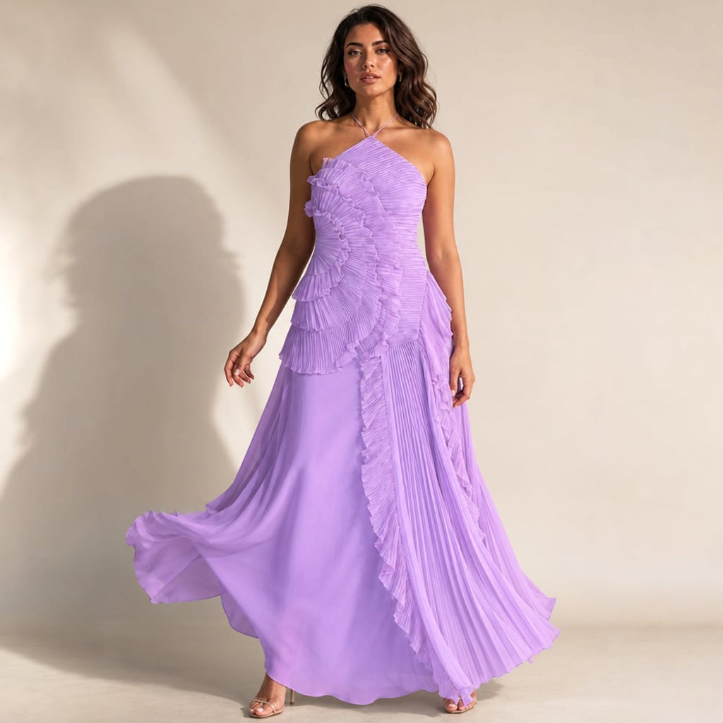 Modelo con vestido maxi halter morado de corpiño estructurado y falda asimétrica de volantes plisados en cascada