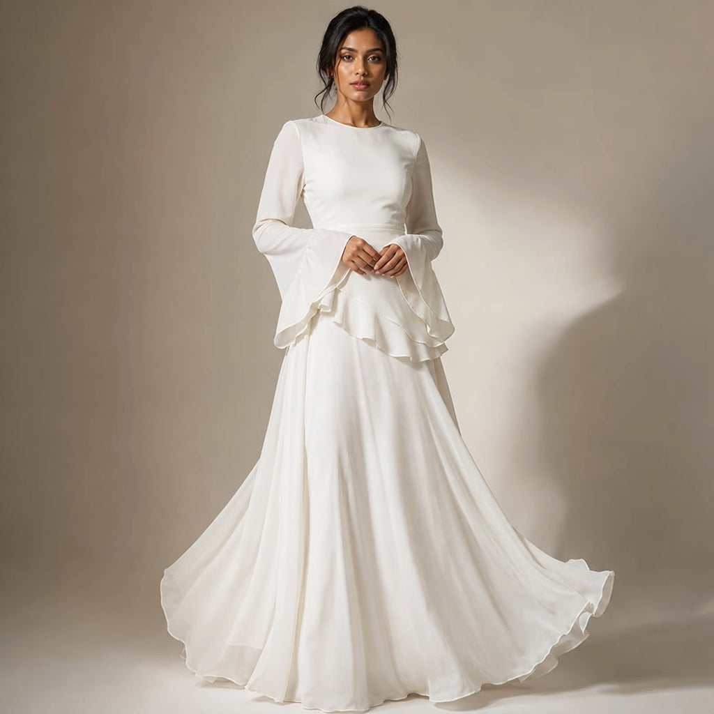 Modelo con vestido maxi blanco de volantes en corpiño y manga acampanada, falda que llega al suelo con vuelo amplio