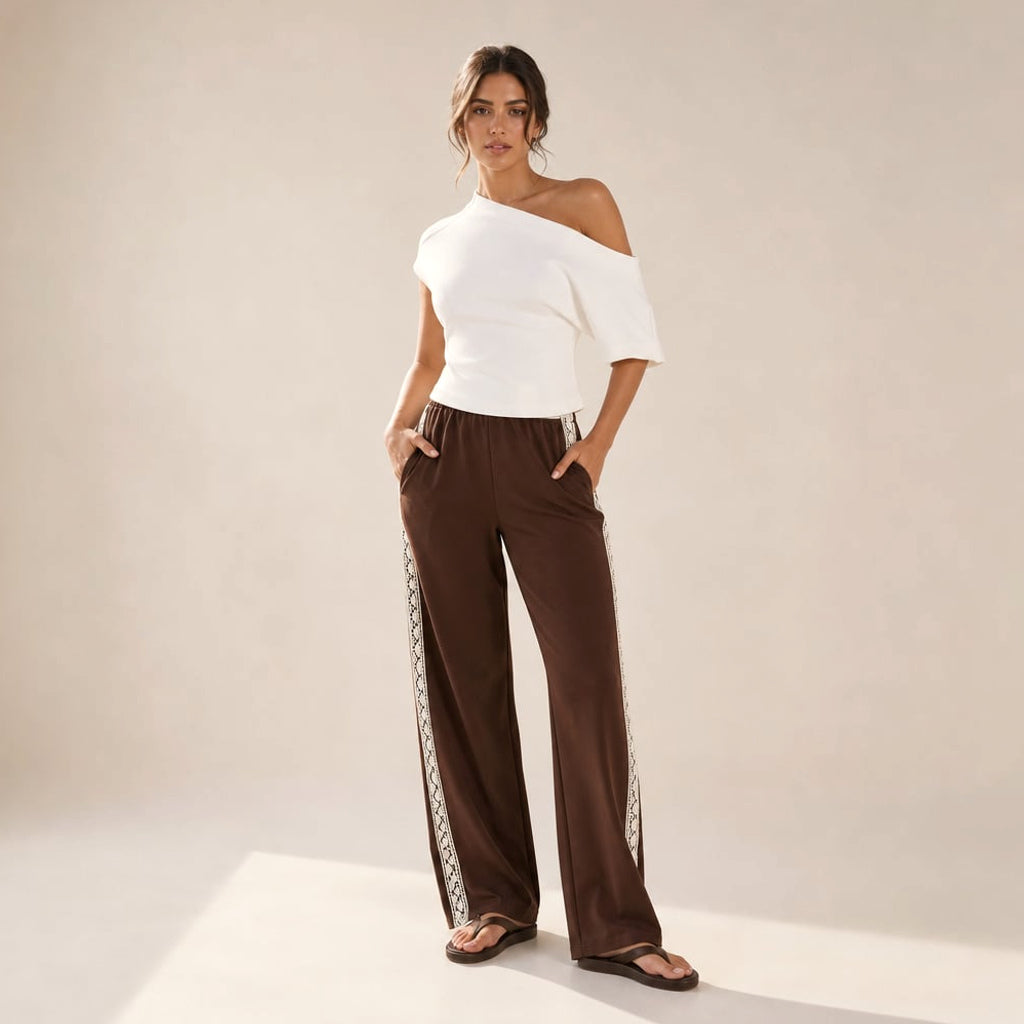Pantalón de corte recto plisado con franja lateral y orilla de encaje Chocolate/Encaje – Labetina