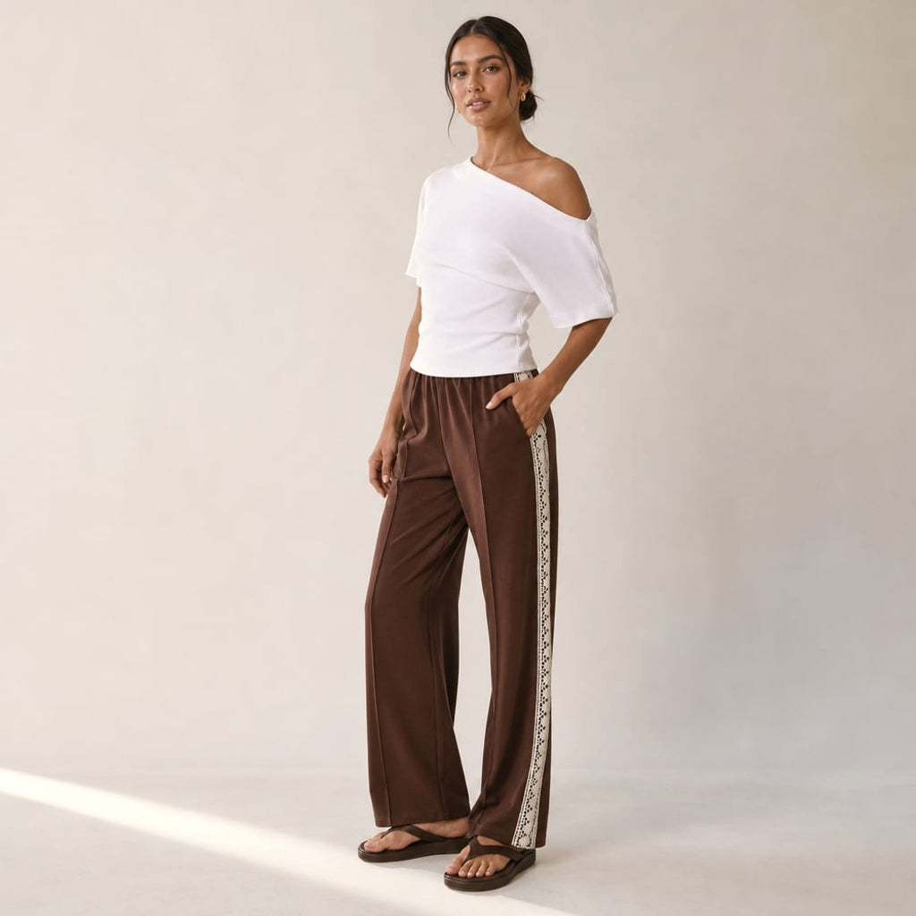 Pantalón de corte recto plisado con franja lateral y orilla de encaje Chocolate/Encaje – Labetina