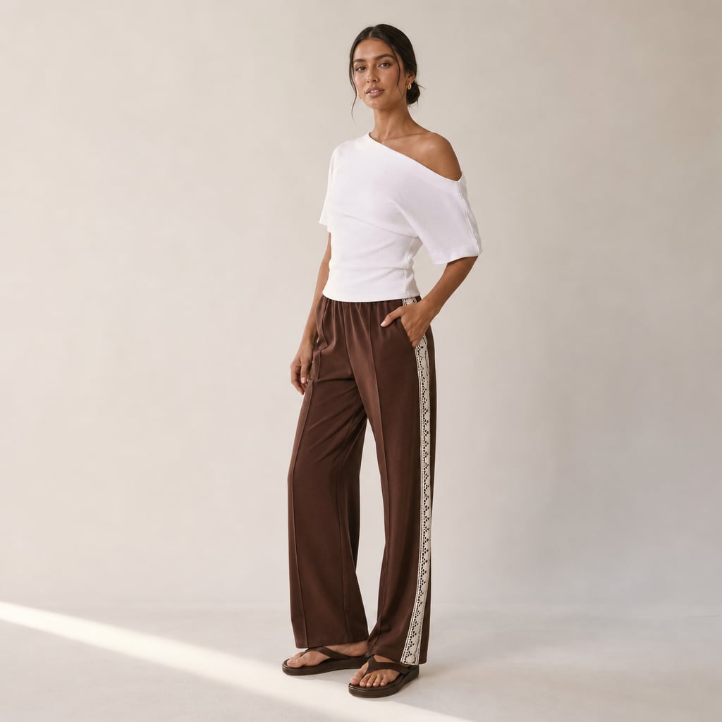 Pantalón de corte recto plisado con franja lateral y orilla de encaje Chocolate/Encaje – Labetina
