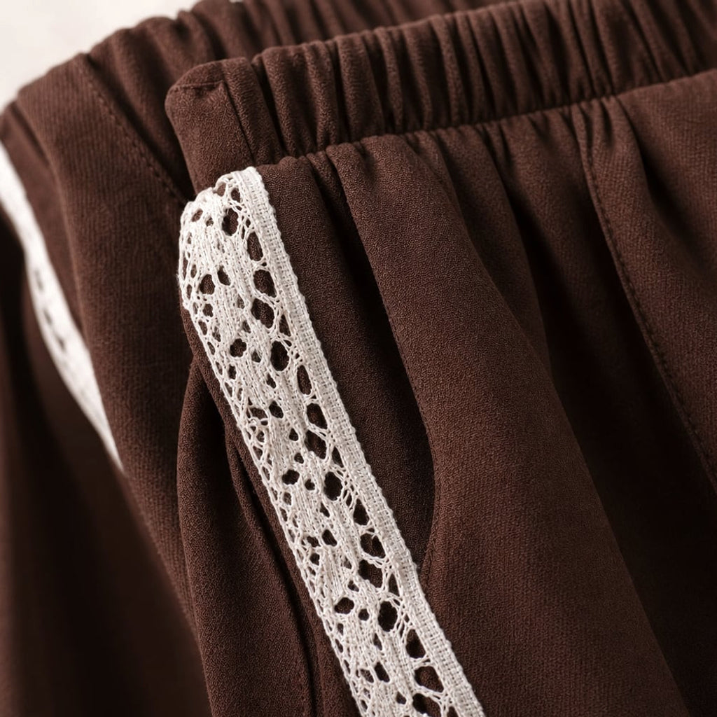 Pantalón de corte recto plisado con franja lateral y orilla de encaje Chocolate/Encaje – Labetina