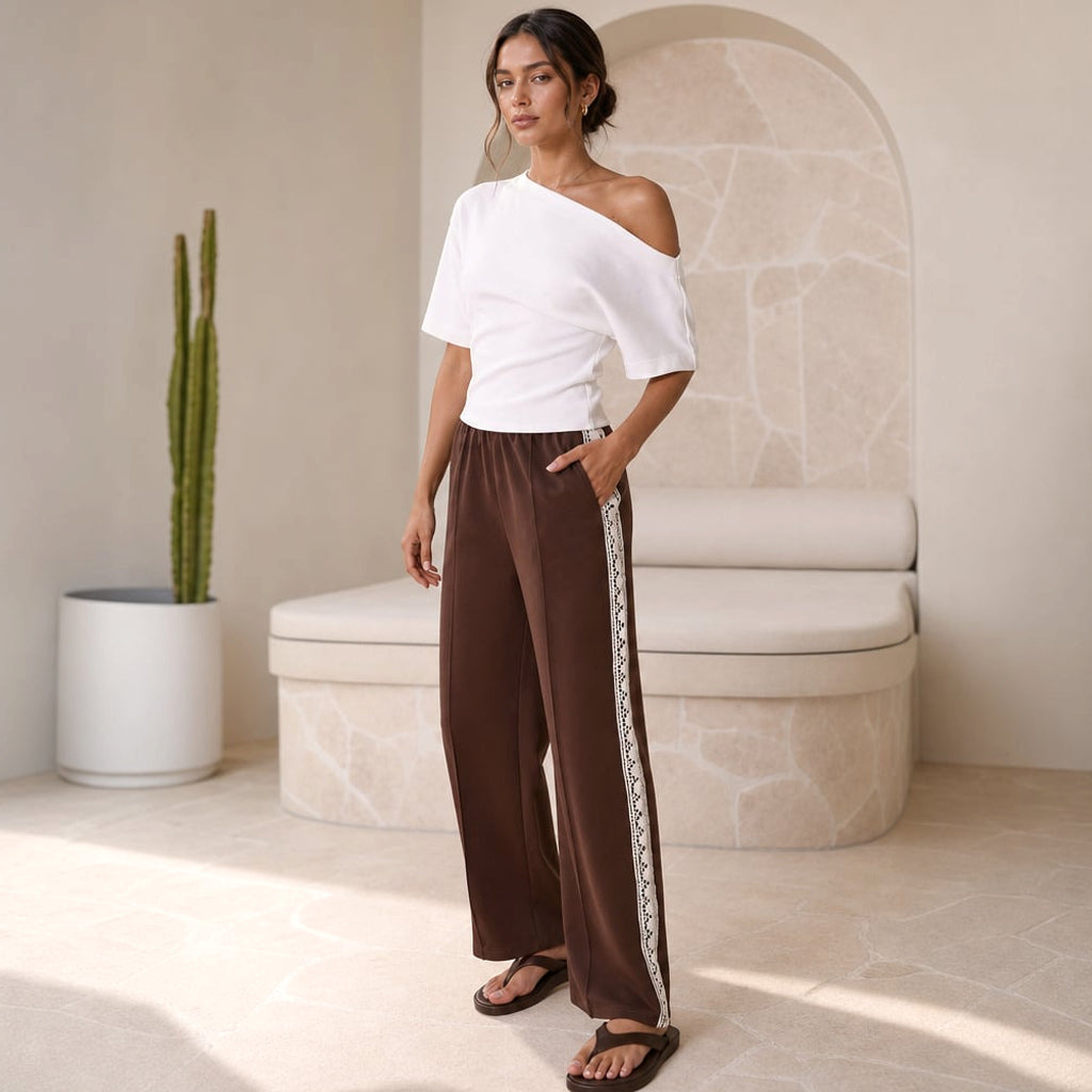 Pantalón de corte recto plisado con franja lateral y orilla de encaje Chocolate/Encaje – Labetina