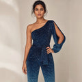 Modelo con jumpsuit azul ombre de un hombro y pierna flare, largo al piso, en posición de tres cuartos