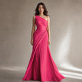 Modelo usando vestido maxi rosa de un hombro con plisado diagonal en el corpiño y falda de vuelo completo