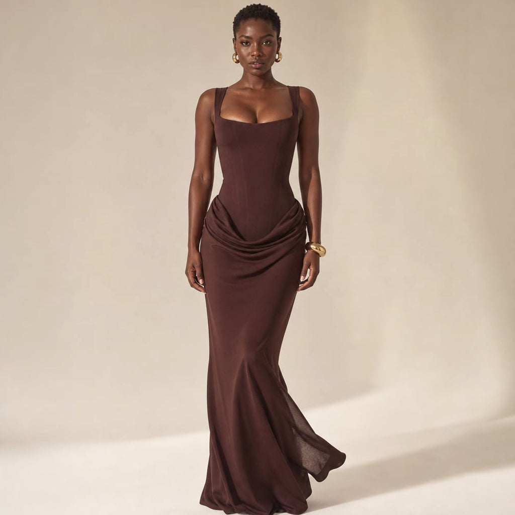 Modelo de frente y de espaldas usando vestido maxi bodycon negro con apertura profunda en la espalda y caída hasta el suelo