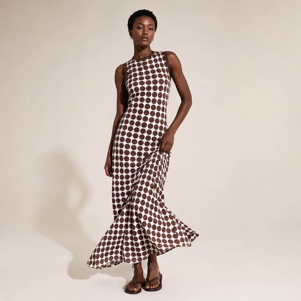 Modelo de frente con vestido maxi chocolate spot de cuello redondo y hombros libres, largo hasta el suelo