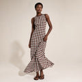 Modelo de frente con vestido maxi chocolate spot de cuello redondo y hombros libres, largo hasta el suelo