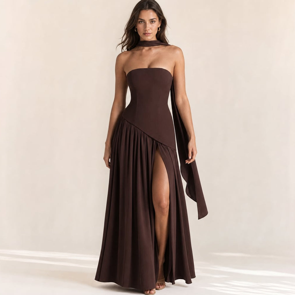 Modelo de frente usando vestido maxi strapless menta con corsé y abertura en la pierna