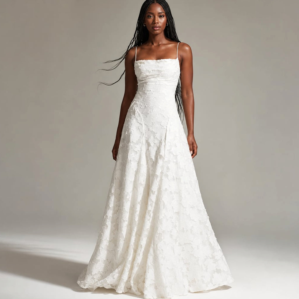 Vestido maxi floral blanco con tirantes delgados y falda de caída larga, vista frontal