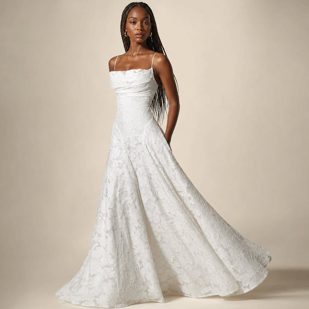 Modelo con vestido maxi floral blanco de cuerpo entallado y falda hasta el piso