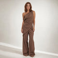 Modelo usando conjunto de dos piezas en algodón chocolate: top asimétrico off-shoulder y pantalón ancho de tiro alto