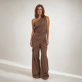 Modelo usando conjunto de dos piezas en algodón chocolate: top asimétrico off-shoulder y pantalón ancho de tiro alto
