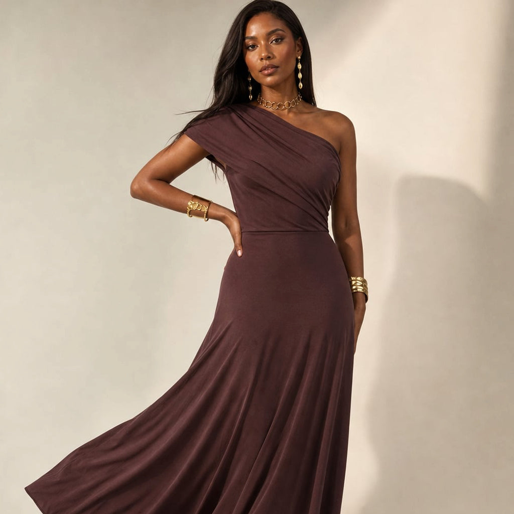 Vestido maxi plisado hombro asimétrico caída fluida – Labetina