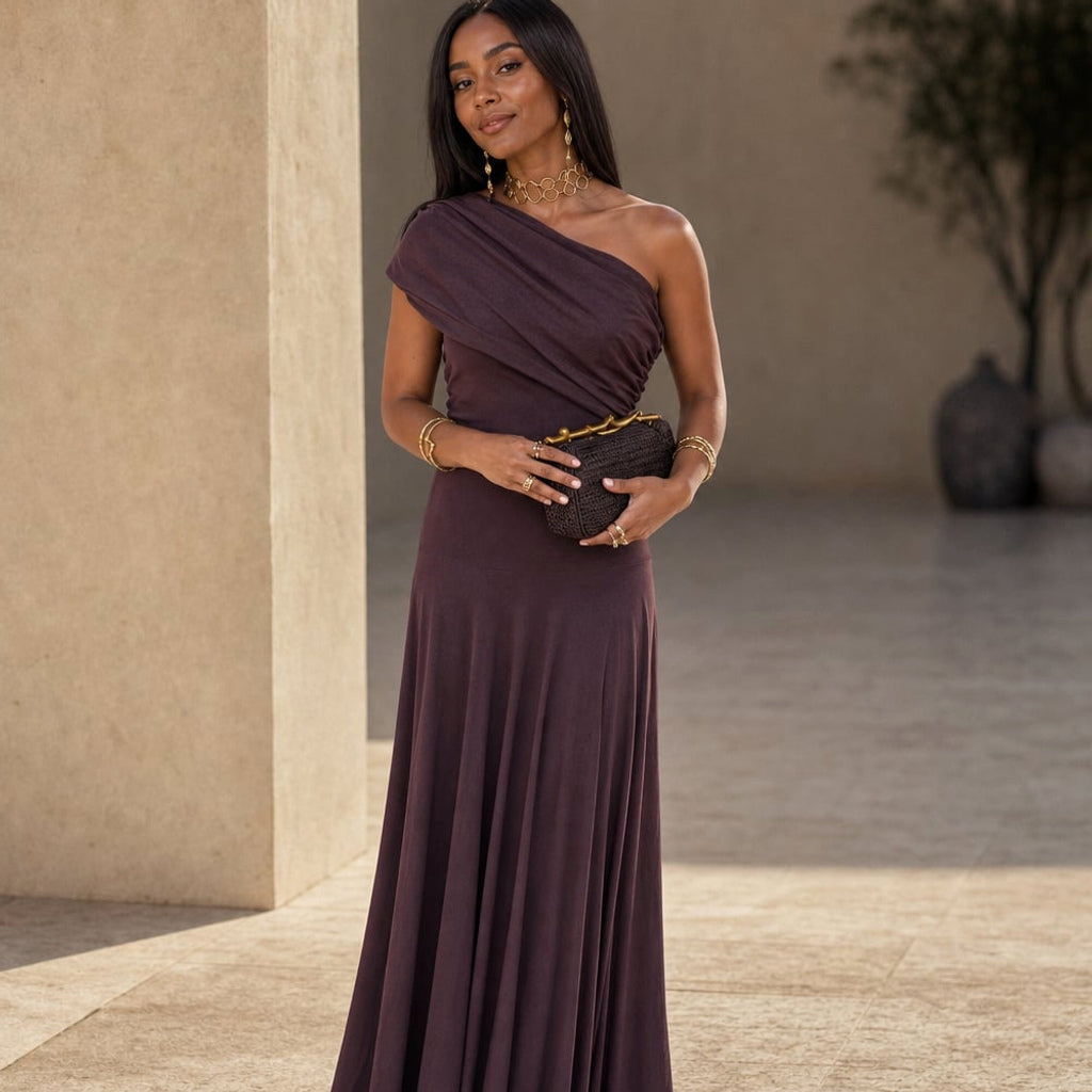 Vestido maxi plisado hombro asimétrico caída fluida – Labetina