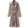 Modelo con trench coat longline mocha por debajo de la rodilla, cinturón anudado en la cintura