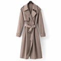 Modelo con trench coat longline mocha por debajo de la rodilla, cinturón anudado en la cintura