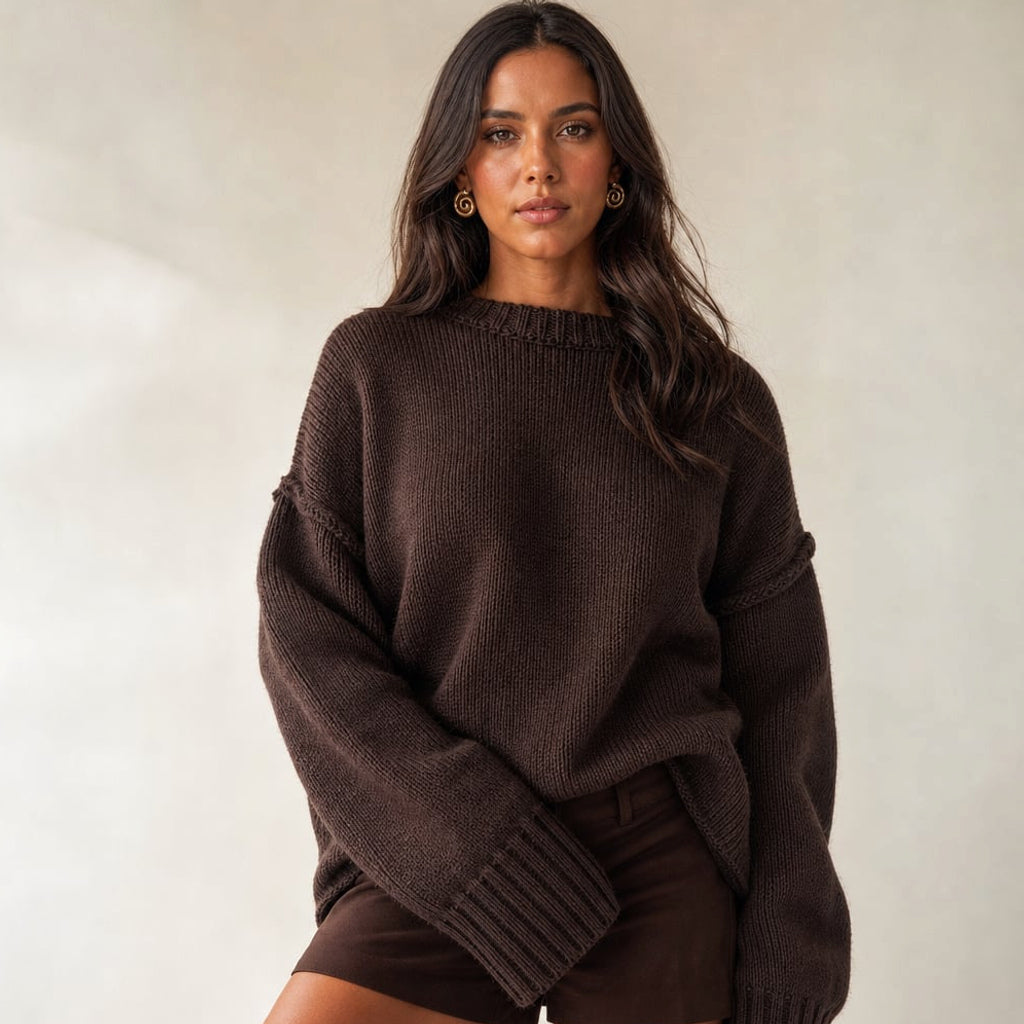 Jumper de punto 100% algodón color chocolate con cuello redondo y largo de cadera, vista frontal