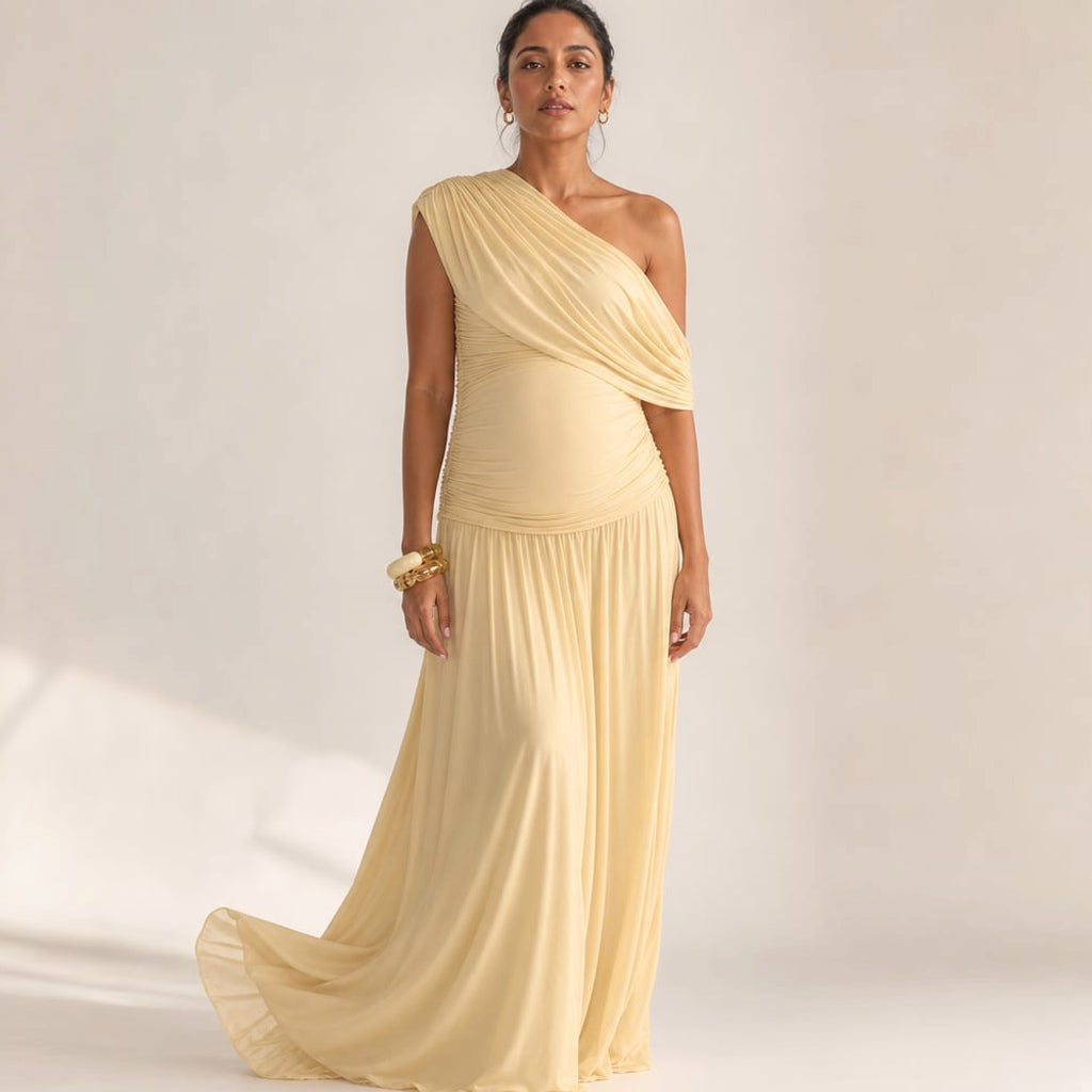 Vestido maxi de maternidad color albaricoque con escote de un solo hombro asimétrico y caída hasta el piso