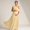 Modelo embarazada usando vestido maxi color albaricoque de hombro único con fruncido en cintura natural