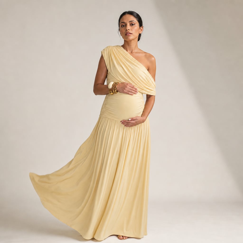 Modelo embarazada usando vestido maxi color albaricoque de hombro único con fruncido en cintura natural