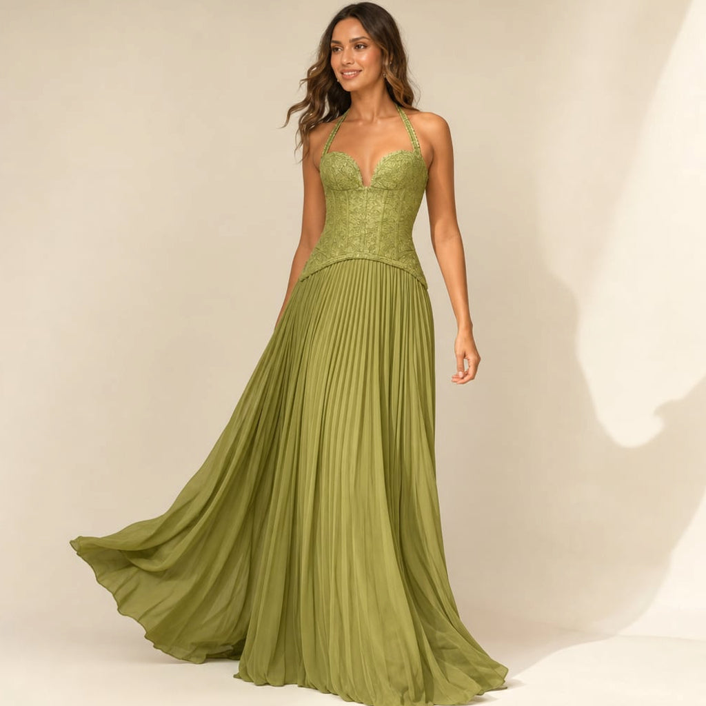 Modelo con vestido maxi verde de corsé estructurado y falda plisada hasta el piso