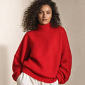 Modelo con suéter boxy rojo de manga campana y cuello tortuga acanalado, posando de frente