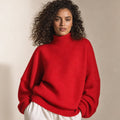 Modelo con suéter boxy rojo de manga campana y cuello tortuga acanalado, posando de frente