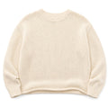 Modelo usando suéter de punto crema con cuello redondo y manga larga, look casual estructurado