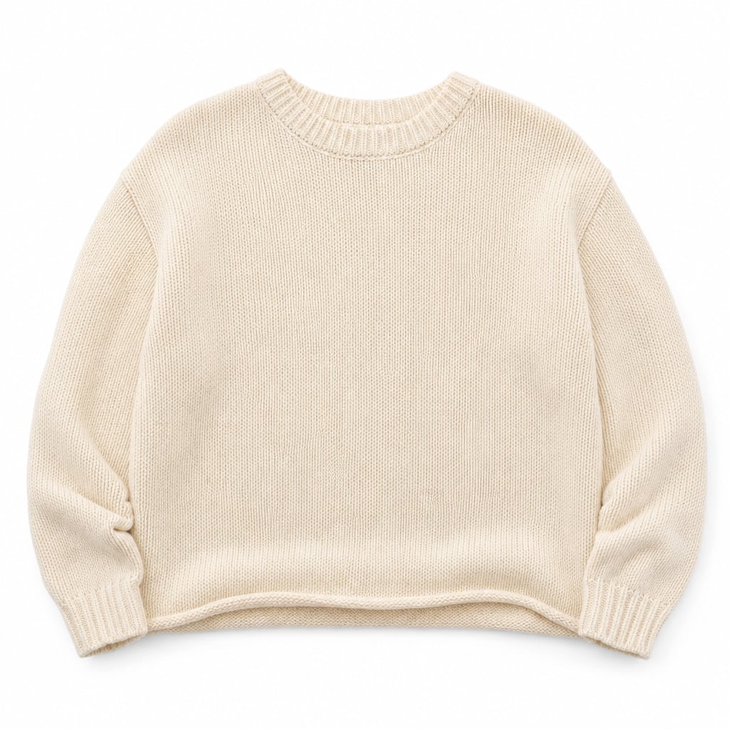 Modelo usando suéter de punto crema con cuello redondo y manga larga, look casual estructurado