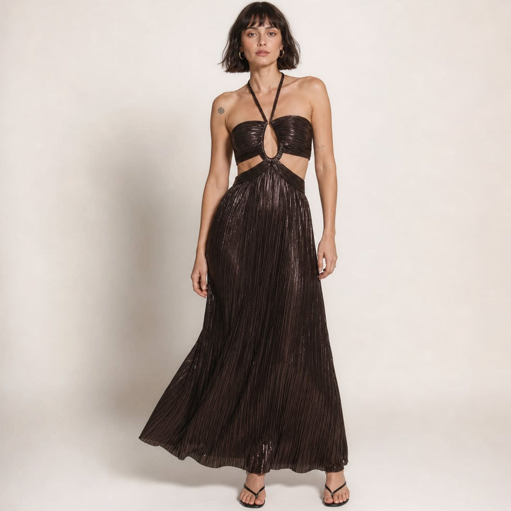 Vestido maxi halter chocolate con cut-out en el corpiño y ruedo que barre el suelo, visto de frente sobre fondo neutro