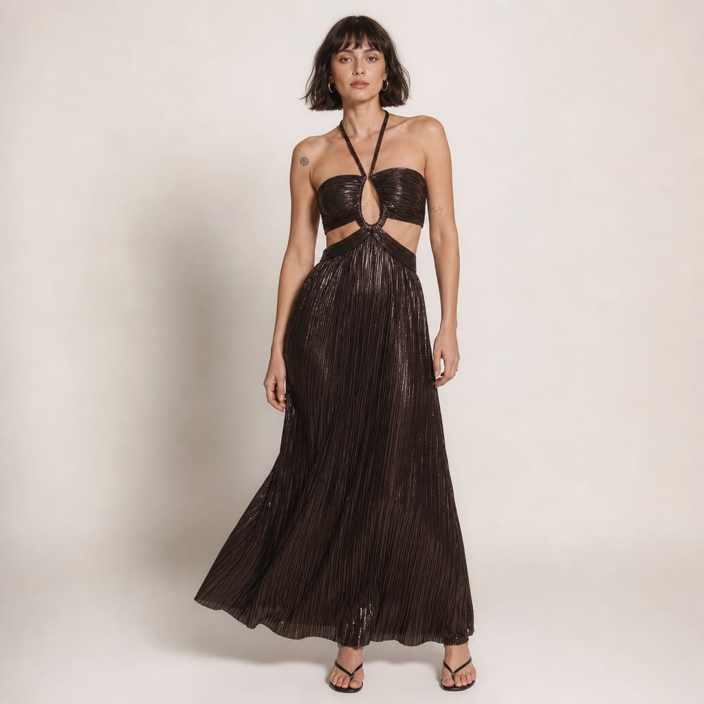 Vestido maxi halter chocolate con cut-out en el corpiño y ruedo que barre el suelo, visto de frente sobre fondo neutro