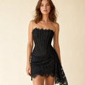 Modelo usa mini vestido de encaje negro con panel corsé, silueta ceñida en cintura y cadera