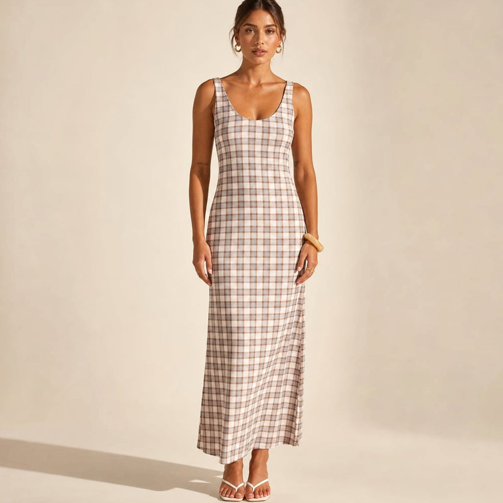 Vestido maxi sin mangas con overlay transparente en estampado cuadros neutros, largo hasta el piso, con forro mini interior