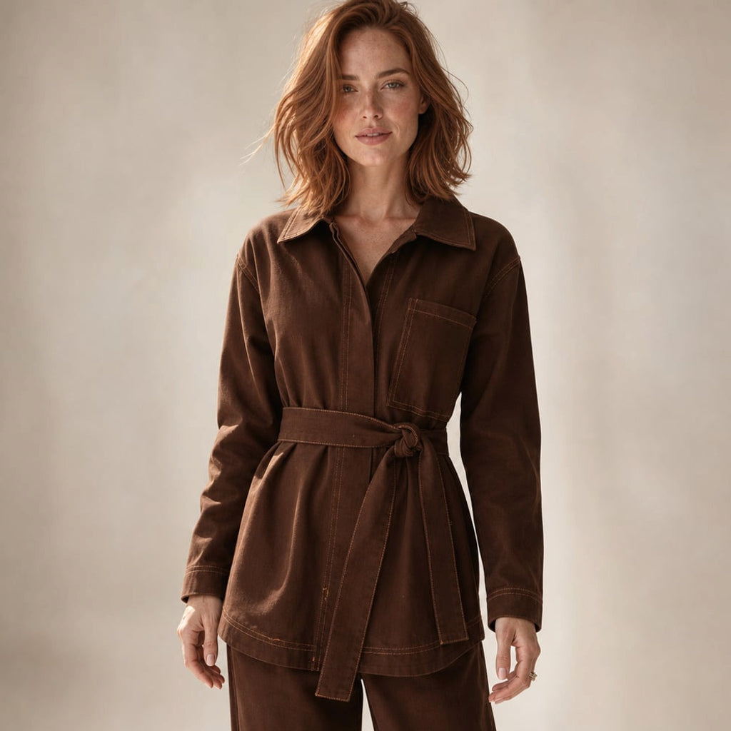 Top longline de denim chocolate con escote en V, amarre en cintura y manga larga, vista frontal sobre fondo neutro