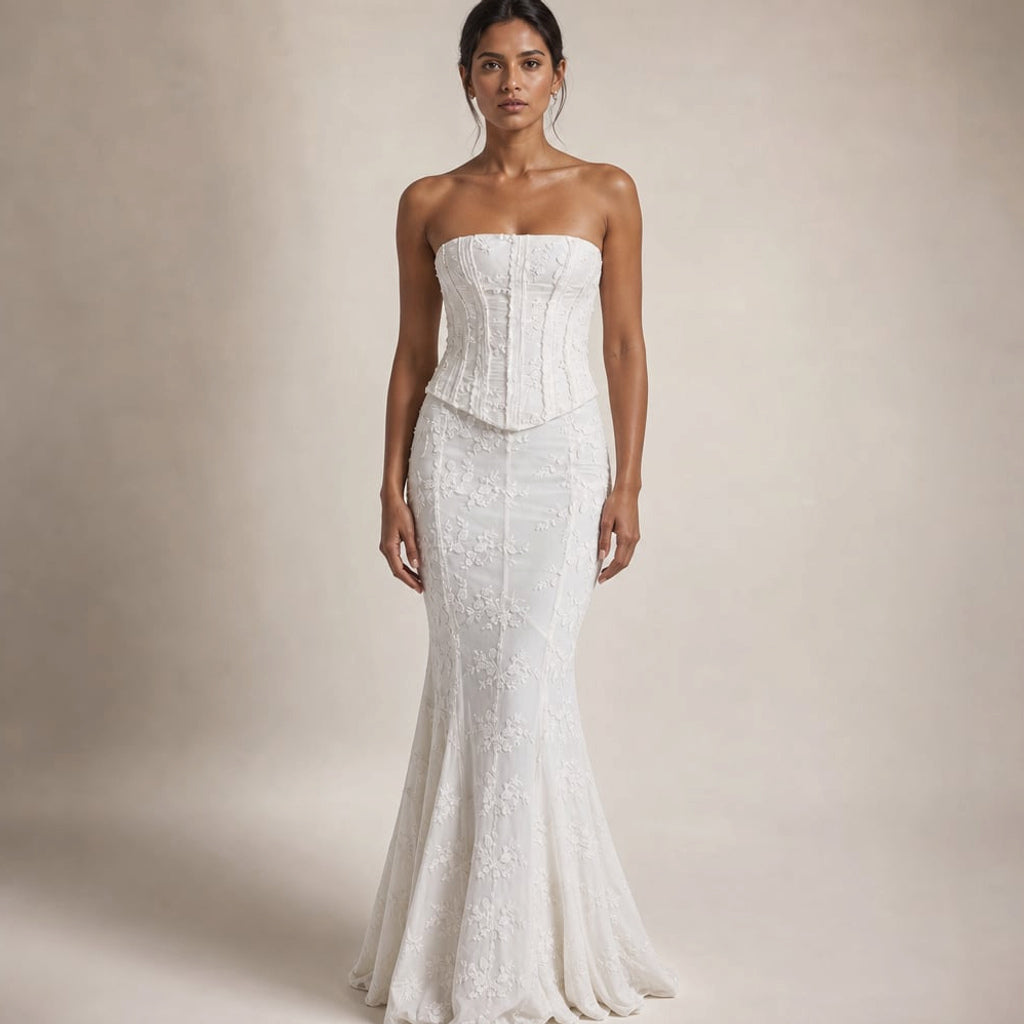 Vestido maxi sirena blanco sin tirantes con corsé de varillas y falda de encaje de piso, vista frontal completa